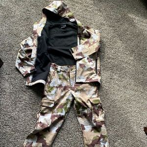 SET! Soft-shell hunting set! Great CAMO break-up pattern, excellent condition!